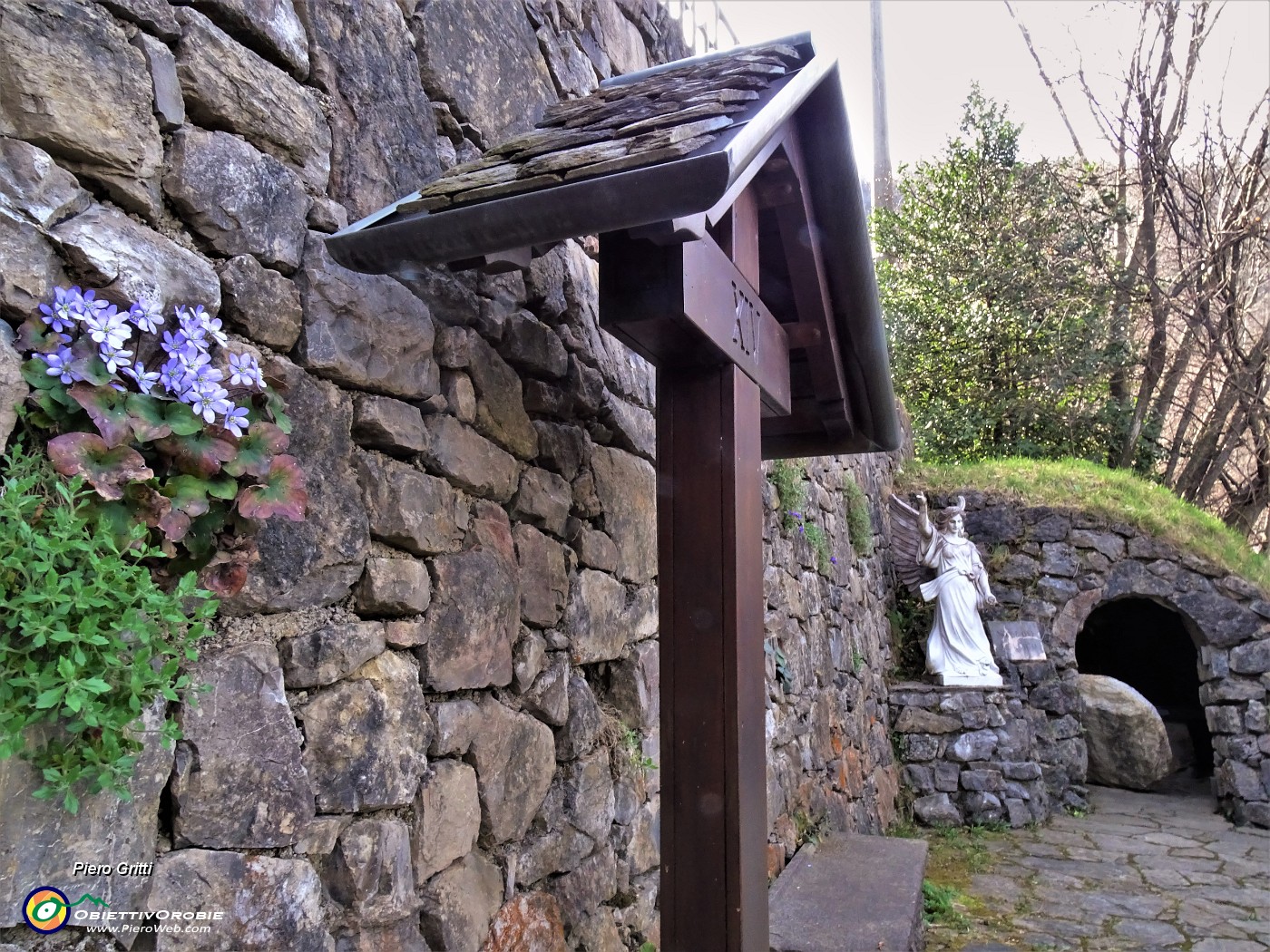 38 'Via Crucis' scendendo al Santuario del Perello.JPG